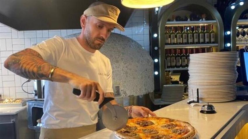 Milli atlet Ramil Guliyev pizza dükkanı açtı, tezgaha geçti!