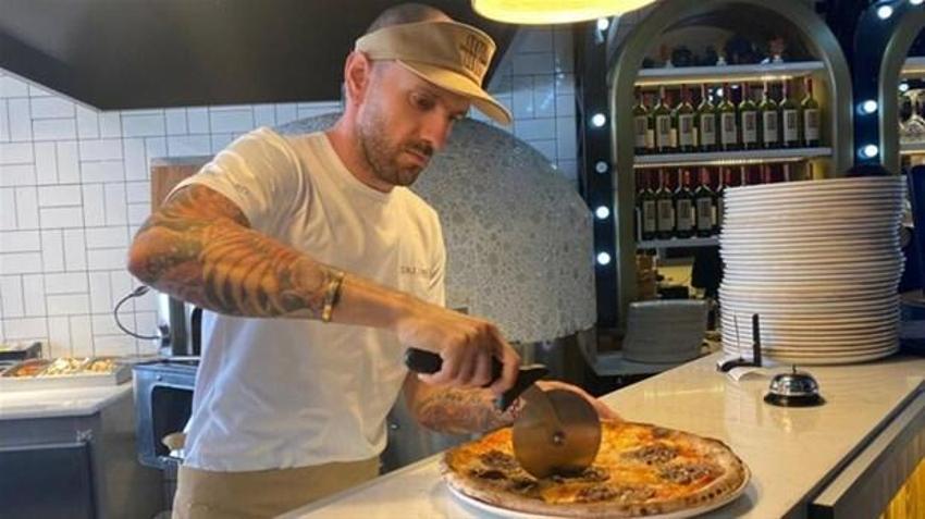 Milli atlet Ramil Guliyev pizza dükkanı açtı, tezgaha geçti!