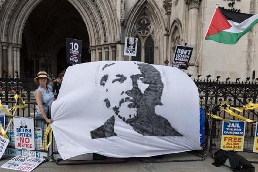 CIA'in skandal planı deşifre oldu! Rusya'nın Assange'ı kaçırmasına karşı Londra'da sokaklarında çatışma...