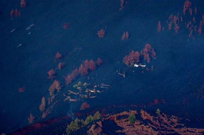 Cumbre Vieja yanardağı Kanarya Adaları'nı cehenneme çevirdi! Dünya 'mucize ev'i konuşuyor: Etrafındaki her şey yok oldu ama...