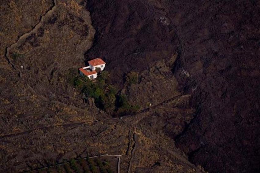 Cumbre Vieja yanardağı Kanarya Adaları'nı cehenneme çevirdi! Dünya 'mucize ev'i konuşuyor: Etrafındaki her şey yok oldu ama...