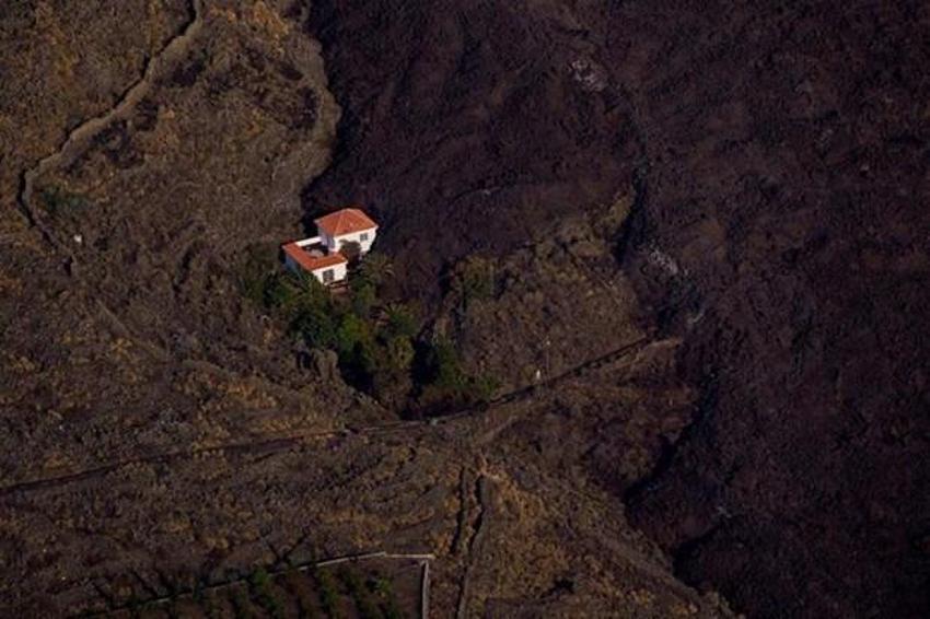 Cumbre Vieja yanardağı Kanarya Adaları'nı cehenneme çevirdi! Dünya 'mucize ev'i konuşuyor: Etrafındaki her şey yok oldu ama...
