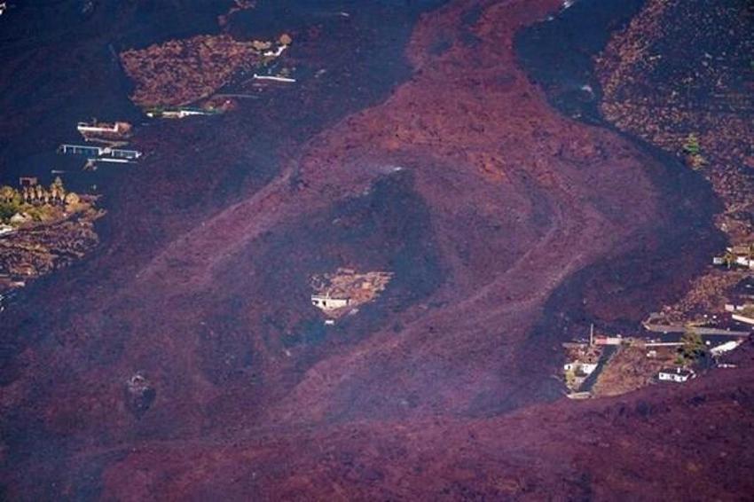 Cumbre Vieja yanardağı Kanarya Adaları'nı cehenneme çevirdi! Dünya 'mucize ev'i konuşuyor: Etrafındaki her şey yok oldu ama...