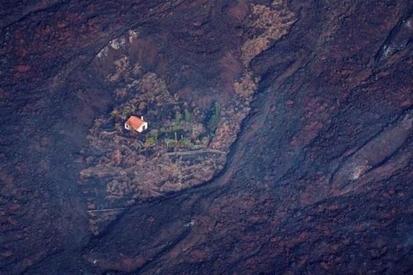 Cumbre Vieja yanardağı Kanarya Adaları'nı cehenneme çevirdi! Dünya 'mucize ev'i konuşuyor: Etrafındaki her şey yok oldu ama...