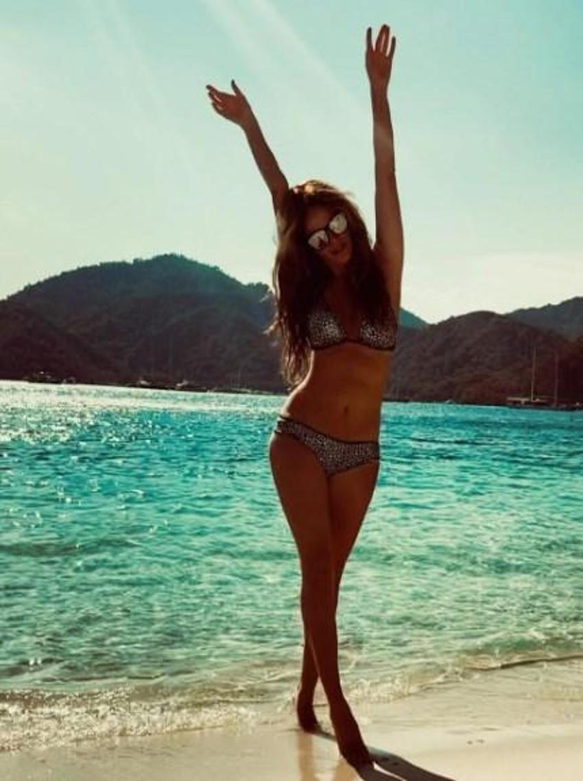 Tülin Şahin bikinili pozunu paylaştı: Eylül nihayet tatil