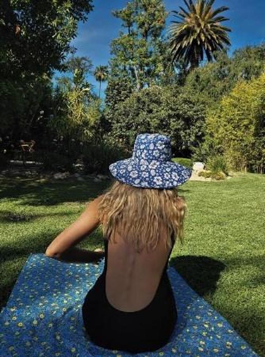 Ünlü manken Elsa Hosk'un bebeğiyle çıplak pozlar vermesi tepki çekti!