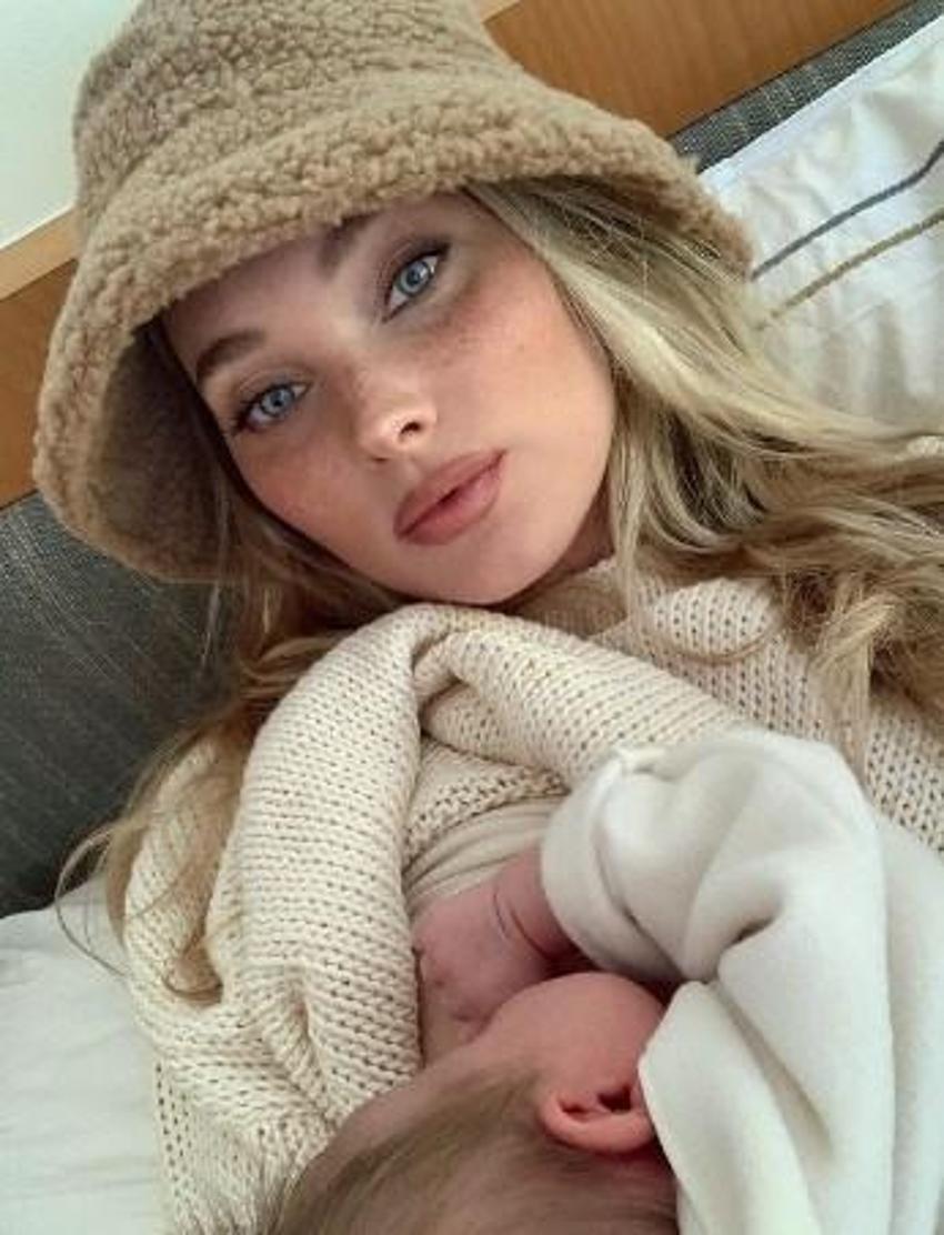 Ünlü manken Elsa Hosk'un bebeğiyle çıplak pozlar vermesi tepki çekti!