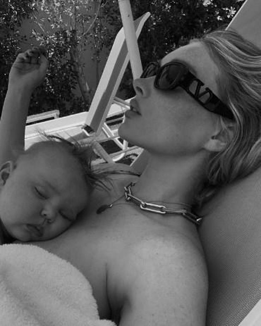 Ünlü manken Elsa Hosk'un bebeğiyle çıplak pozlar vermesi tepki çekti!