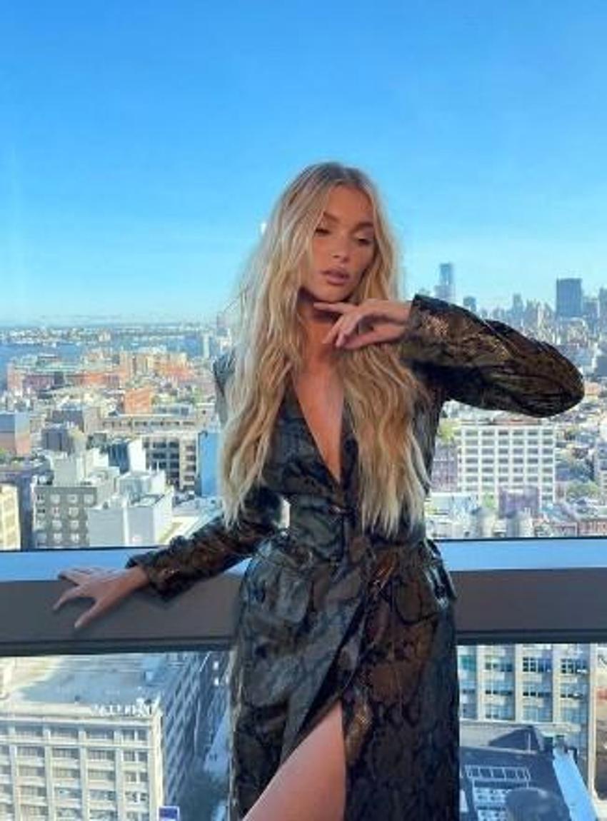 Ünlü manken Elsa Hosk'un bebeğiyle çıplak pozlar vermesi tepki çekti!