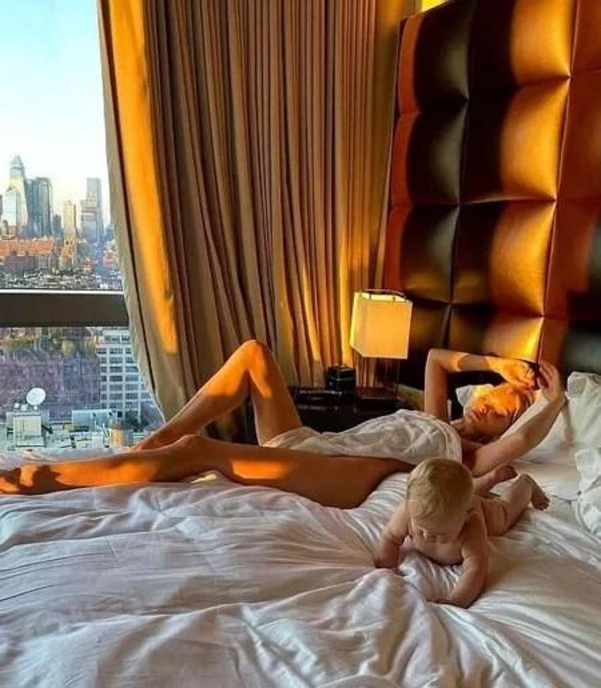 Ünlü manken Elsa Hosk'un bebeğiyle çıplak pozlar vermesi tepki çekti!