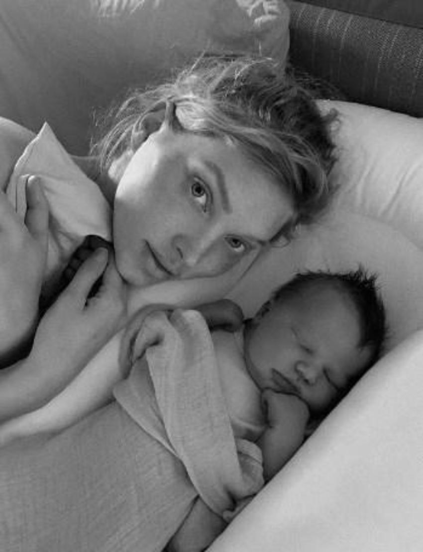 Ünlü manken Elsa Hosk'un bebeğiyle çıplak pozlar vermesi tepki çekti!