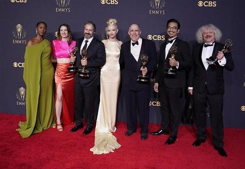Televizyon dünyasının Oscar'ı Emmy Ödülleri'nin sahipleri belli oldu! Geceye iki dizi damga vurdu...