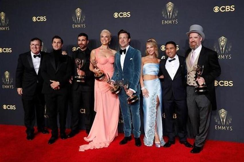 Televizyon dünyasının Oscar'ı Emmy Ödülleri'nin sahipleri belli oldu! Geceye iki dizi damga vurdu...