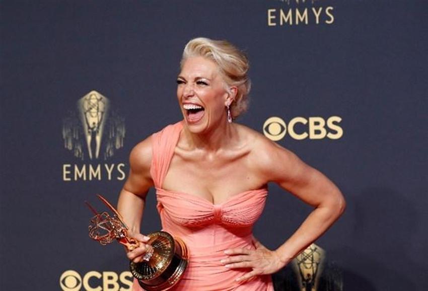 Televizyon dünyasının Oscar'ı Emmy Ödülleri'nin sahipleri belli oldu! Geceye iki dizi damga vurdu...