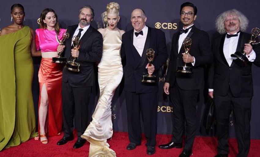 Televizyon dünyasının Oscar'ı Emmy Ödülleri'nin sahipleri belli oldu! Geceye iki dizi damga vurdu...
