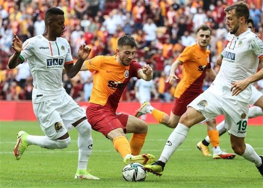 Galatasaray TT Stadı'nda Alanyaspor'a kaybetti tribünler iki futbolcuya dayanamadı! Önce ıslık sonra yuhalama...