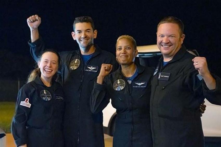 SpaceX'in "Crew Dragon" kapsülü dünyaya döndü! Tarihi anlar...