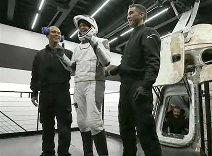 SpaceX'in "Crew Dragon" kapsülü dünyaya döndü! Tarihi anlar...