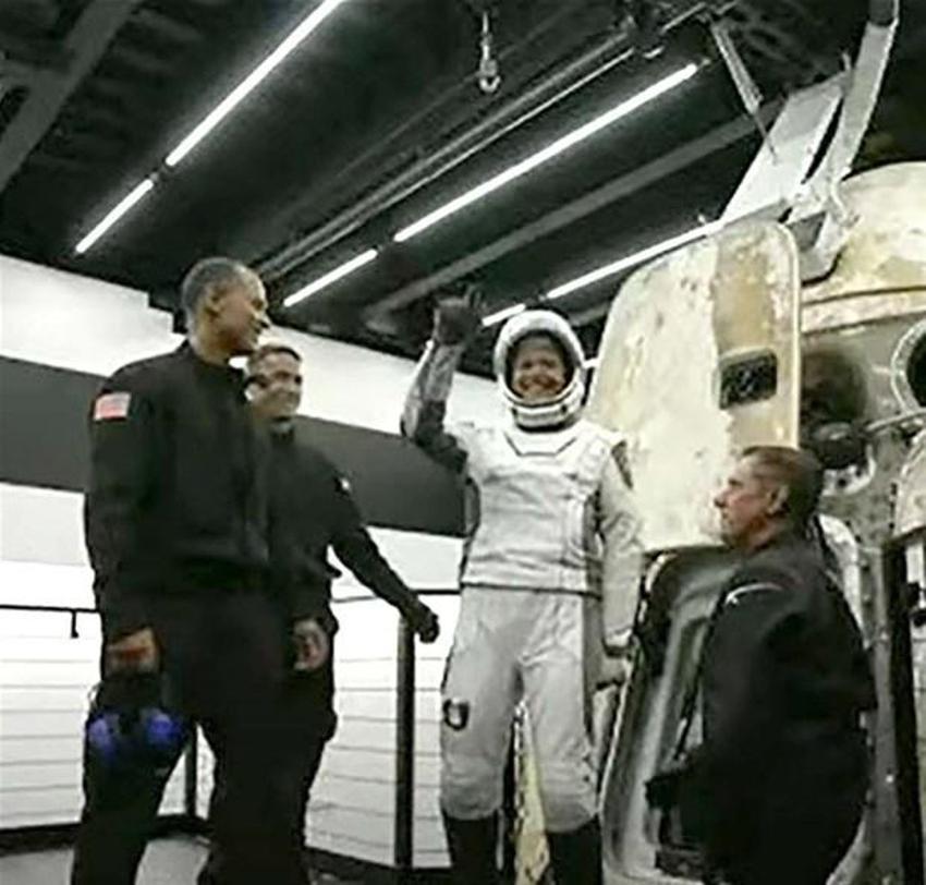 SpaceX'in "Crew Dragon" kapsülü dünyaya döndü! Tarihi anlar...