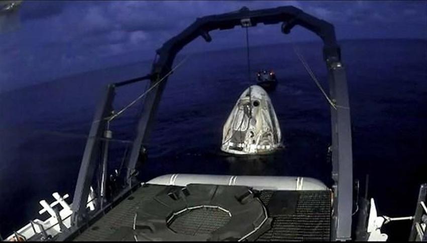 SpaceX'in "Crew Dragon" kapsülü dünyaya döndü! Tarihi anlar...