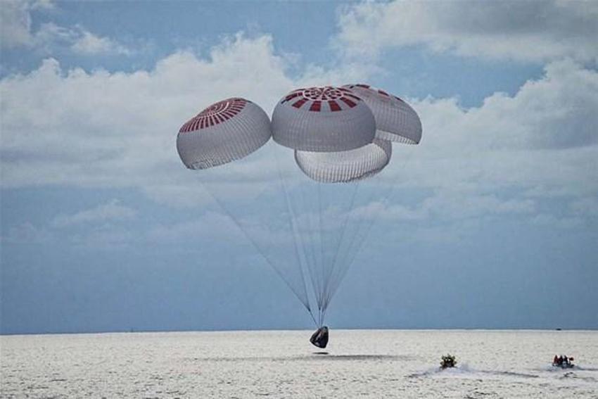 SpaceX'in "Crew Dragon" kapsülü dünyaya döndü! Tarihi anlar...