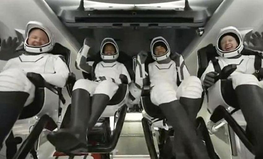 SpaceX'in "Crew Dragon" kapsülü dünyaya döndü! Tarihi anlar...