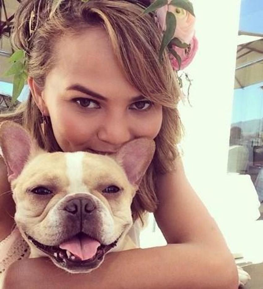 Chrissy Teigen yanaklarındaki yağları aldırdı