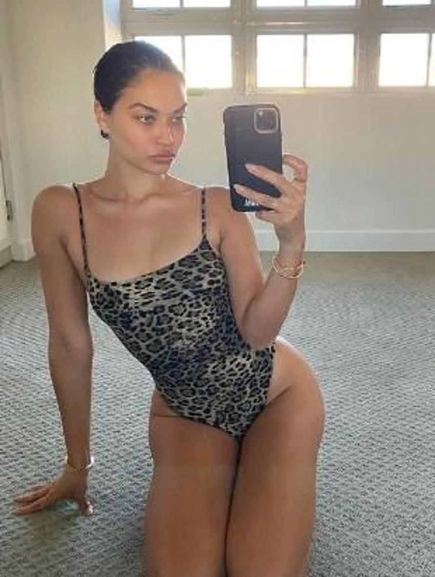 Shanina Shaik çıplak pozuyla olay oldu!