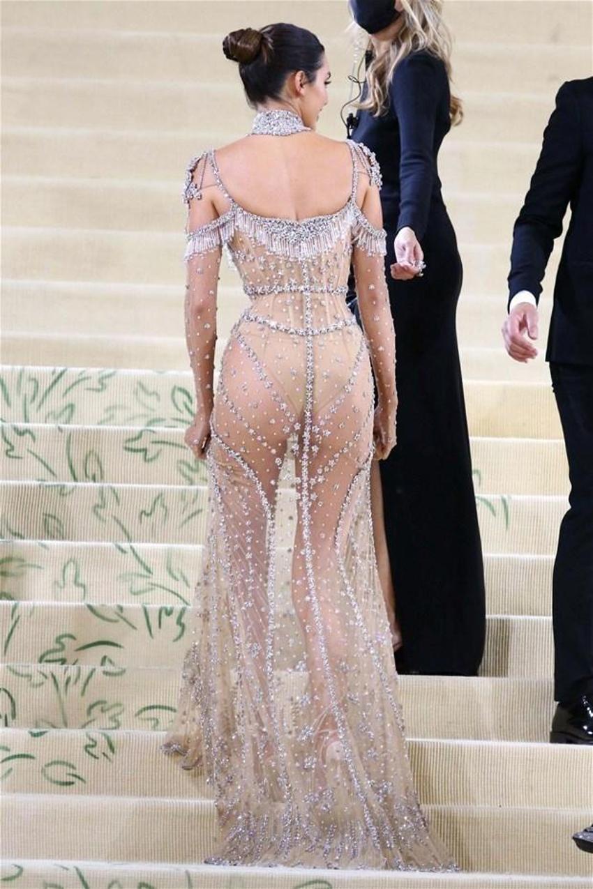 Kendall Jenner geceye şeffaf elbisesiyle damga vurdu!