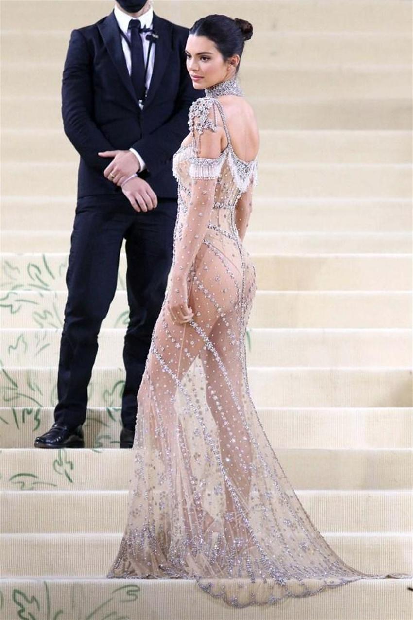 Kendall Jenner geceye şeffaf elbisesiyle damga vurdu!