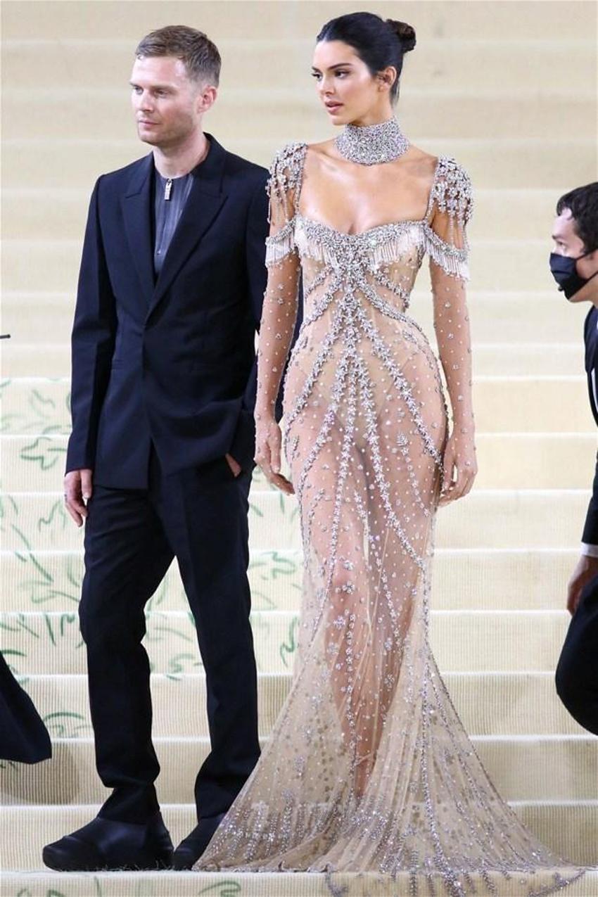 Kendall Jenner geceye şeffaf elbisesiyle damga vurdu!