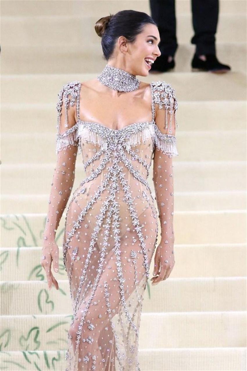 Kendall Jenner geceye şeffaf elbisesiyle damga vurdu!
