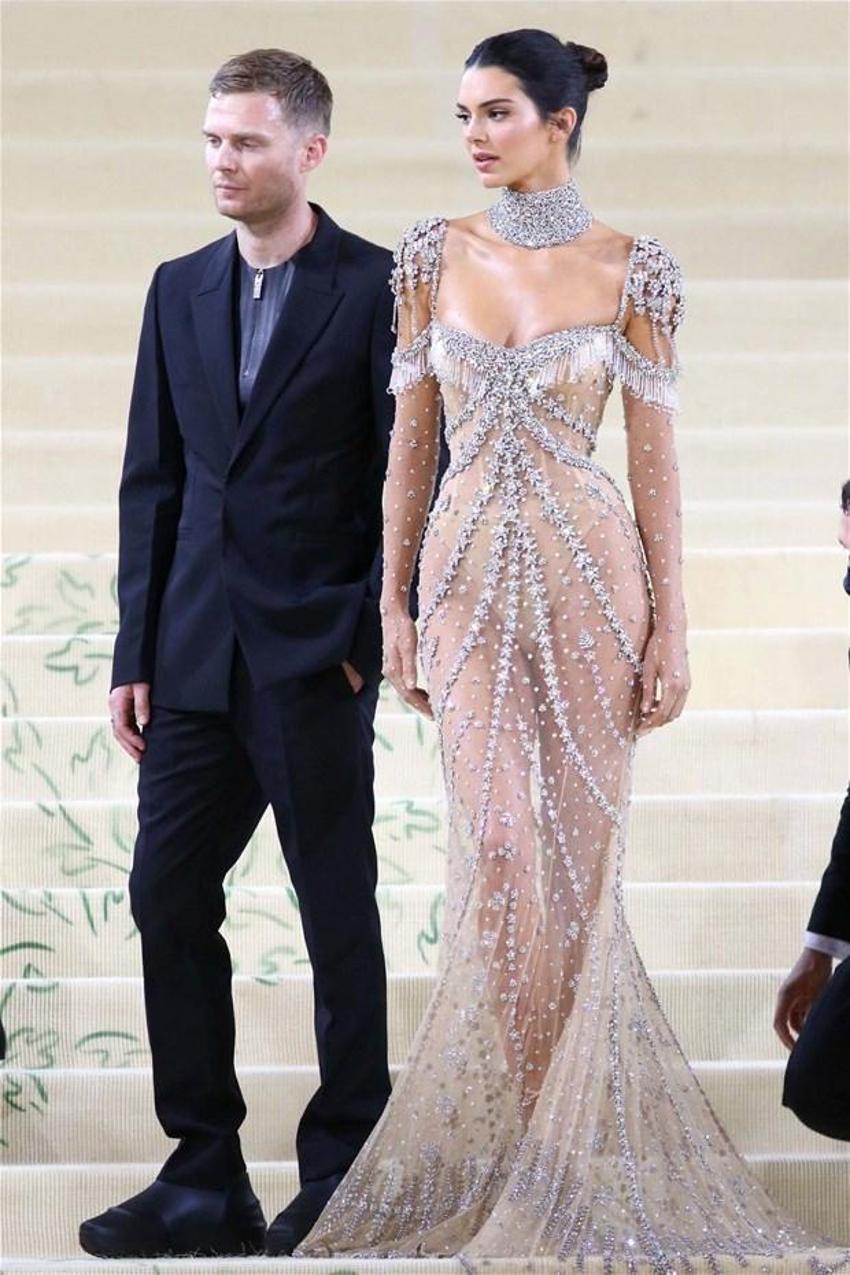 Kendall Jenner geceye şeffaf elbisesiyle damga vurdu!