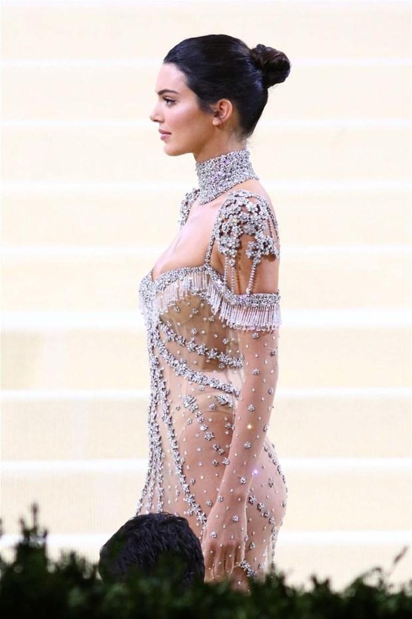Kendall Jenner geceye şeffaf elbisesiyle damga vurdu!