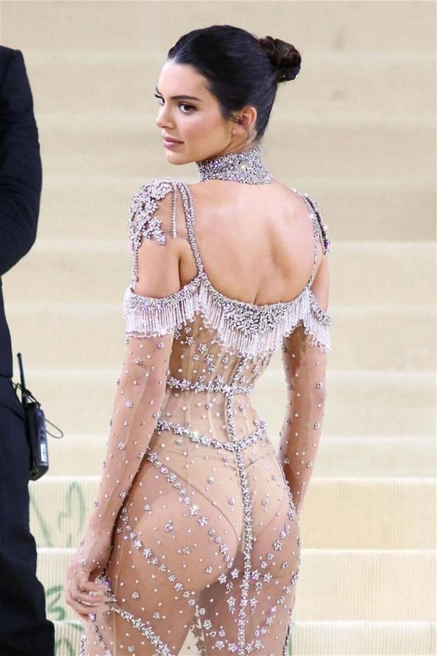Kendall Jenner geceye şeffaf elbisesiyle damga vurdu!