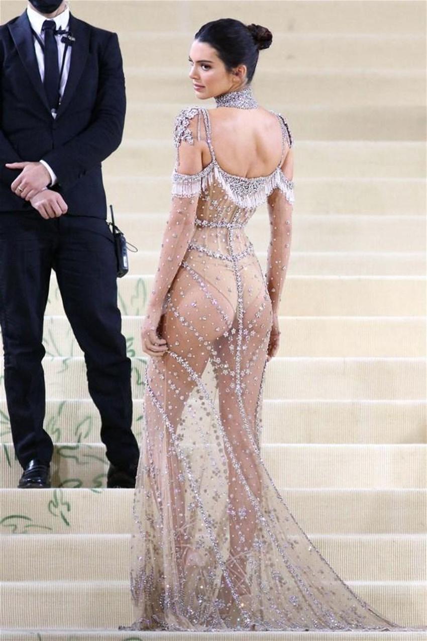 Kendall Jenner geceye şeffaf elbisesiyle damga vurdu!