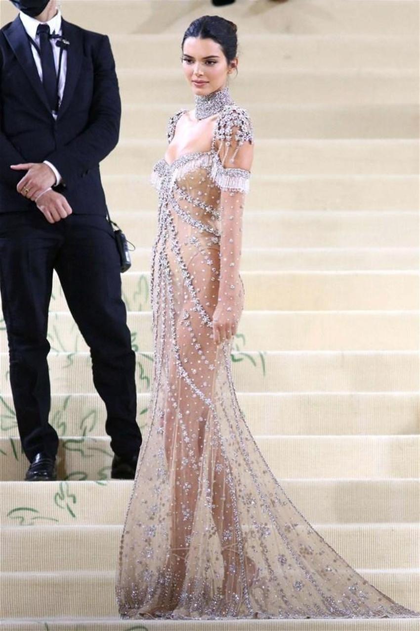 Kendall Jenner geceye şeffaf elbisesiyle damga vurdu!