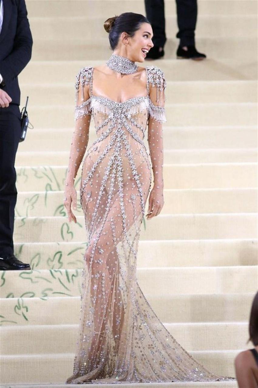 Kendall Jenner geceye şeffaf elbisesiyle damga vurdu!