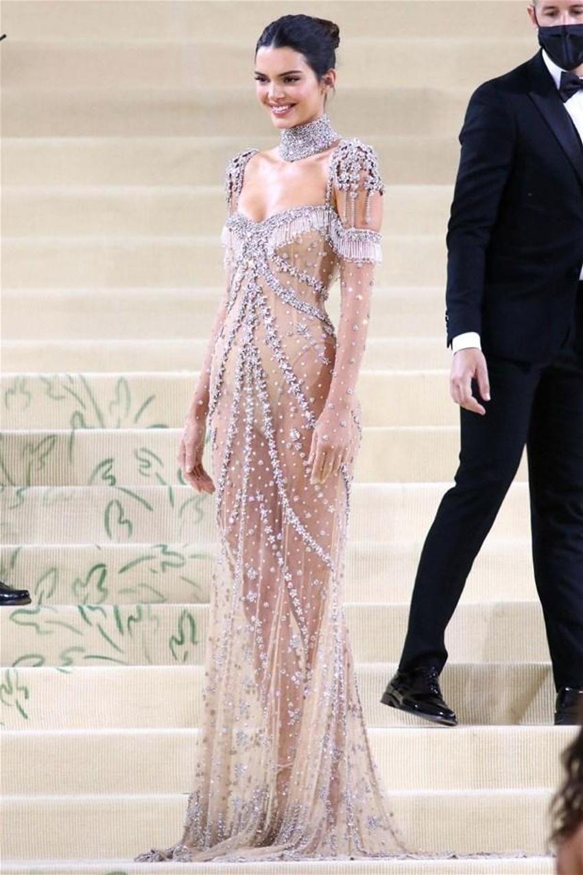 Kendall Jenner geceye şeffaf elbisesiyle damga vurdu!