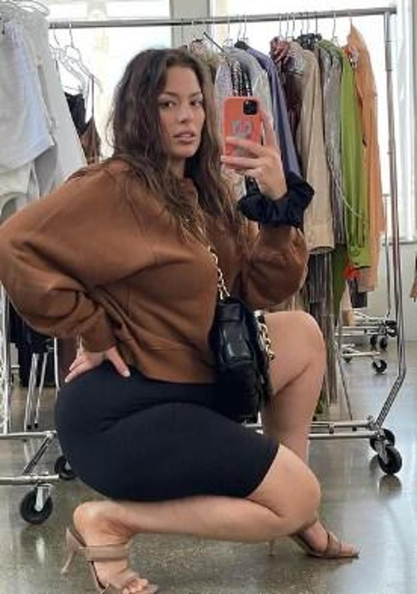 Ashley Graham, bacak dekoltesiyle olay oldu