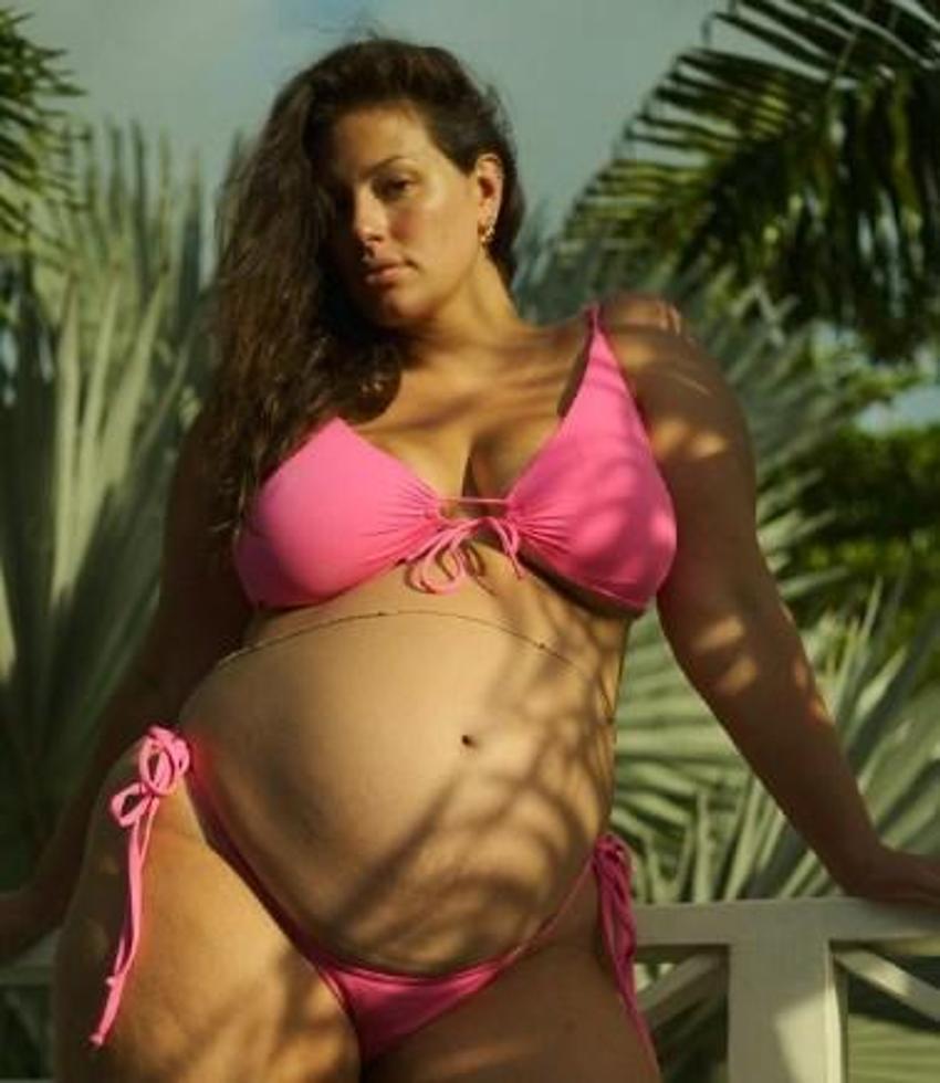 Ashley Graham, bacak dekoltesiyle olay oldu