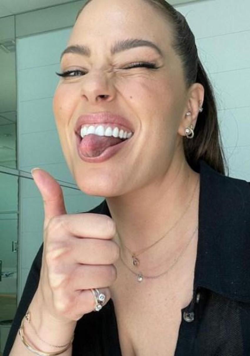 Ashley Graham, bacak dekoltesiyle olay oldu