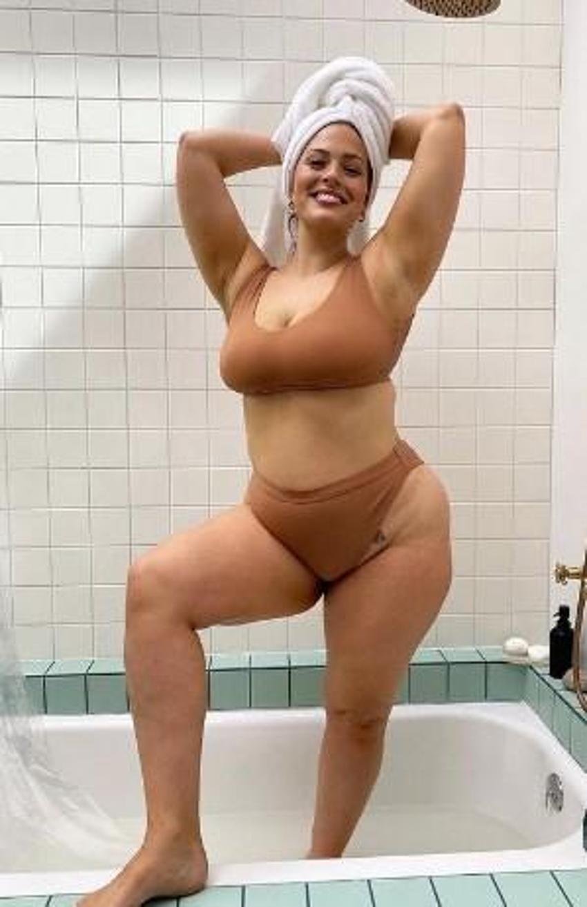 Ashley Graham, bacak dekoltesiyle olay oldu