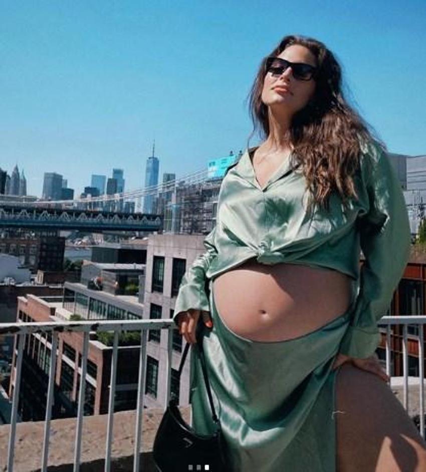 Ashley Graham, bacak dekoltesiyle olay oldu