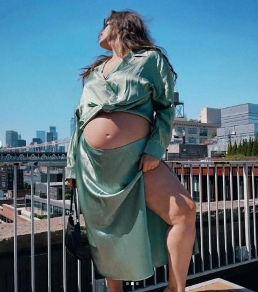 Ashley Graham, bacak dekoltesiyle olay oldu