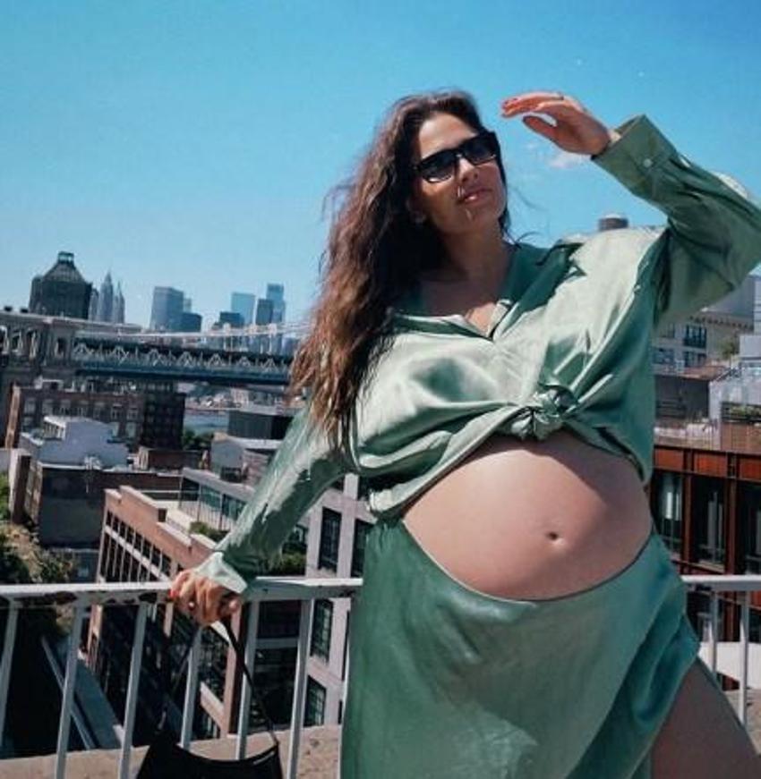 Ashley Graham, bacak dekoltesiyle olay oldu