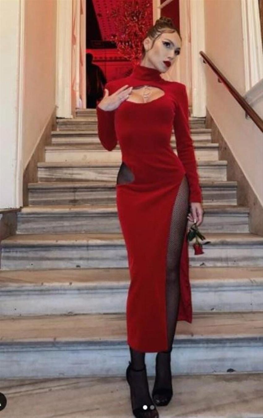 Duygu Özaslan kasık dekoltesiyle doğum gününe damga vurdu!