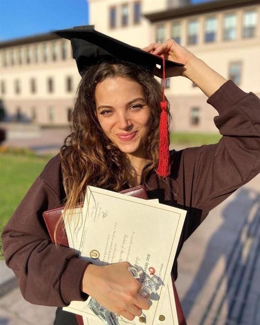 Şarkıcı Simge Sağın 15 yıl sonra mezun oldu! Kep töreninde...