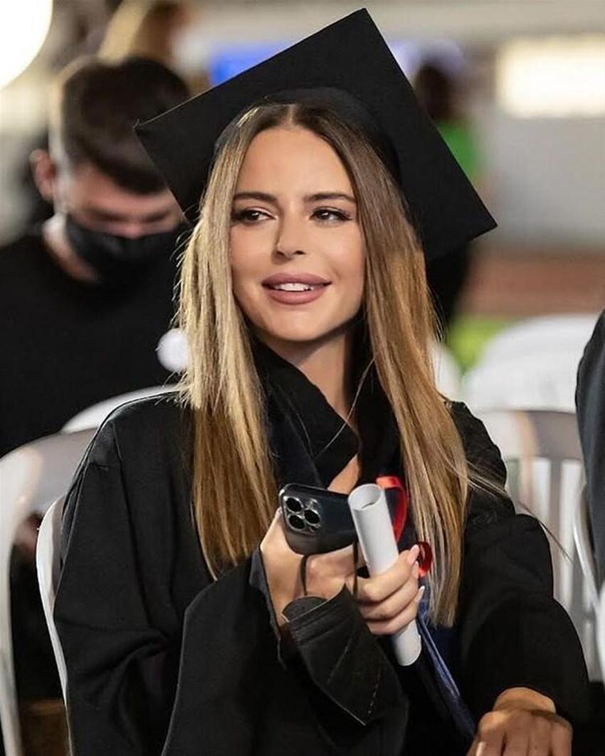 Şarkıcı Simge Sağın 15 yıl sonra mezun oldu! Kep töreninde...