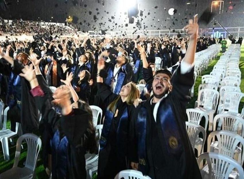 Şarkıcı Simge Sağın 15 yıl sonra mezun oldu! Kep töreninde...